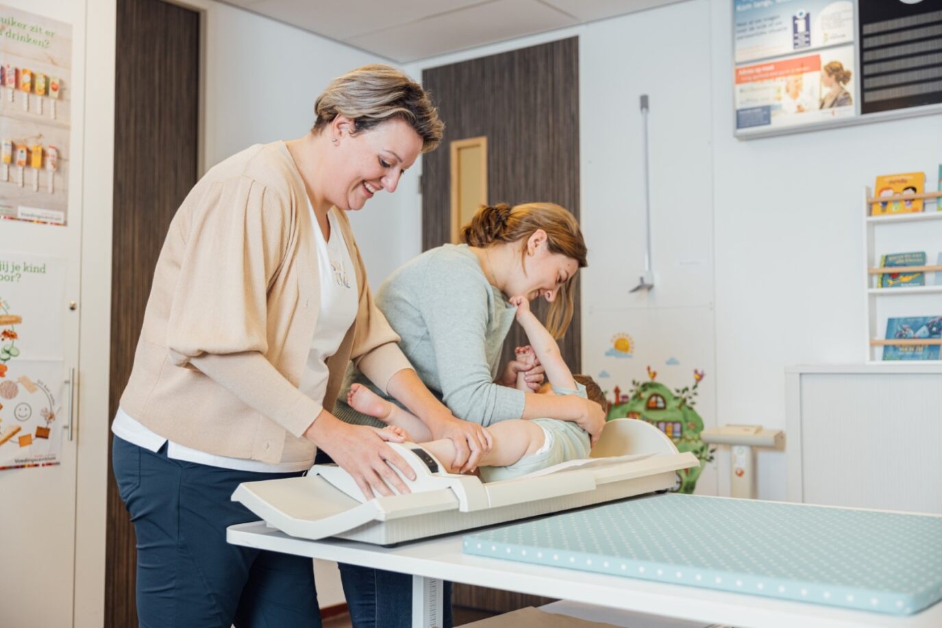 CB assistentes meten en wegen een kindje