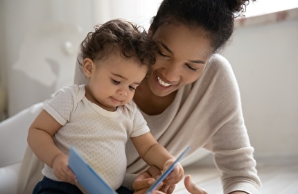 Moeder leest peuter voor
