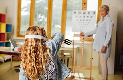 Ogentest door de jgz-assistente bij een meisje uit groep 2