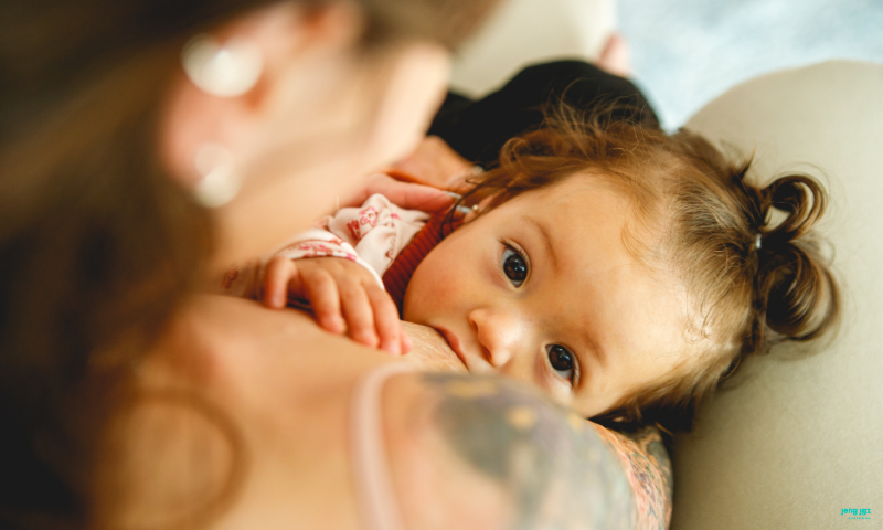 Jong JGZ: Natuurlijke JGZ - moeder en kind tijdens een moment van borsvoeding