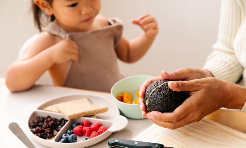 Jong JGZ biedt Natuurlijke JGZ - moeder laat kindje avocado proeven
