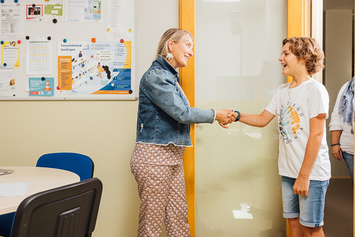 Jong JGZ - Leerling wordt verwelkomt door juffrouw op eerste schooldag