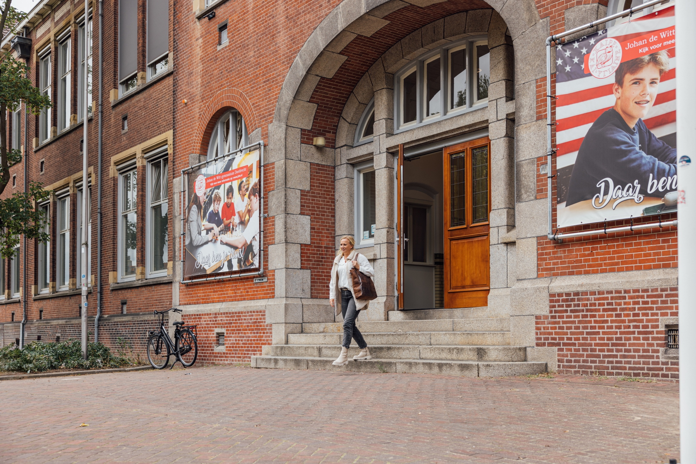Professional loopt de school uit na een gesprek over verzuim